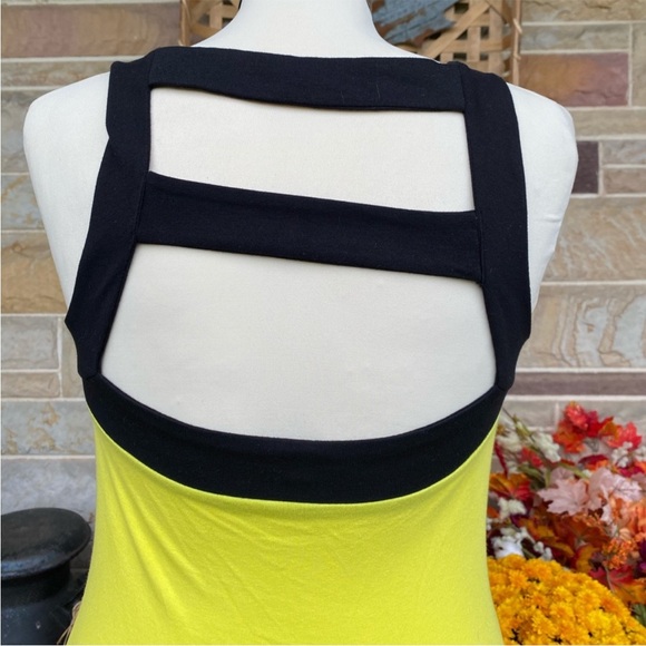 Express Cutout Back Fitted Tank Top - Picture 5 of 9